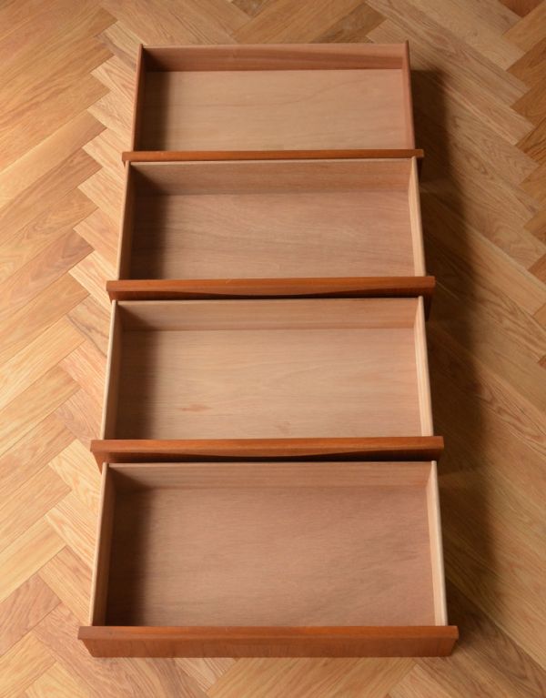 アンティークのチェスト　アンティーク家具　Austin Suite社のコンパクトなヴィンテージ家具、シンプルモダンなチェスト。引き出しは全部で４杯。(k-1148-f)