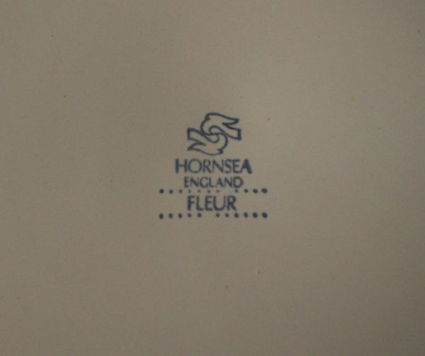 Hornsea(ホーンジー) アンティーク雑貨 ホーンジー社のアンティークフルール(プレートL)26cm。裏にはバックスタンプが入っています。(k-1149-z)