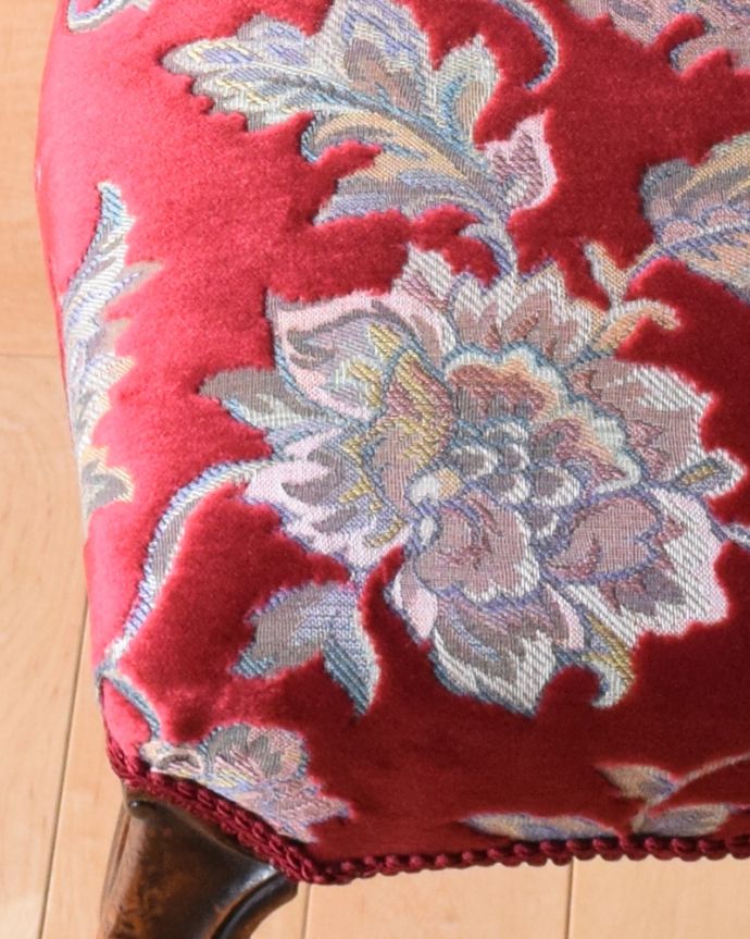 サロンチェア　アンティーク チェア　飾っておける美しい椅子、イギリスのアンティークバルーンバックチェア（ウォルナット材）。華やかで上品な生地にキレイに張り替えました。(k-1151-c)