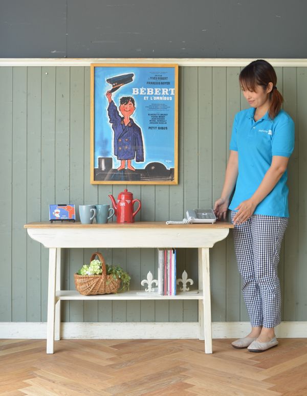 ロイドテーブル　アンティーク家具　２トーンカラーの棚板付きアンティーク家具、イギリスのコンソールテーブル。可愛いのでどこに置いても便利に使えるテーブルです。(k-1151k-f)