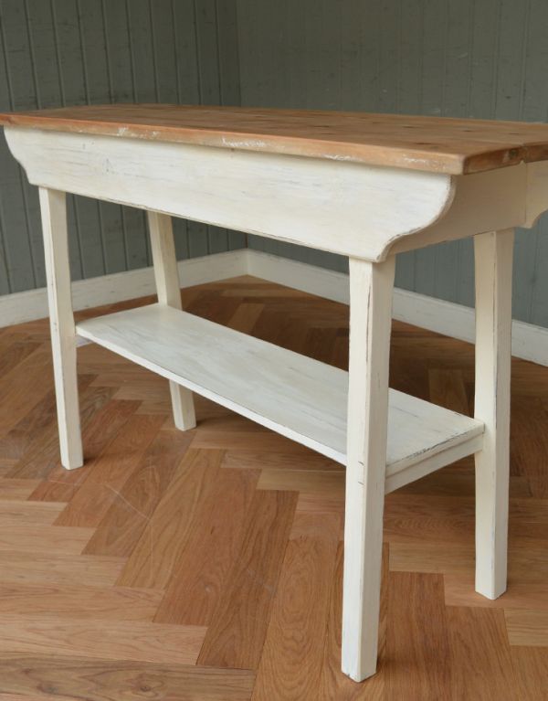 ロイドテーブル　アンティーク家具　２トーンカラーの棚板付きアンティーク家具、イギリスのコンソールテーブル。天板下にはオープンの棚が付いています。(k-1151k-f)