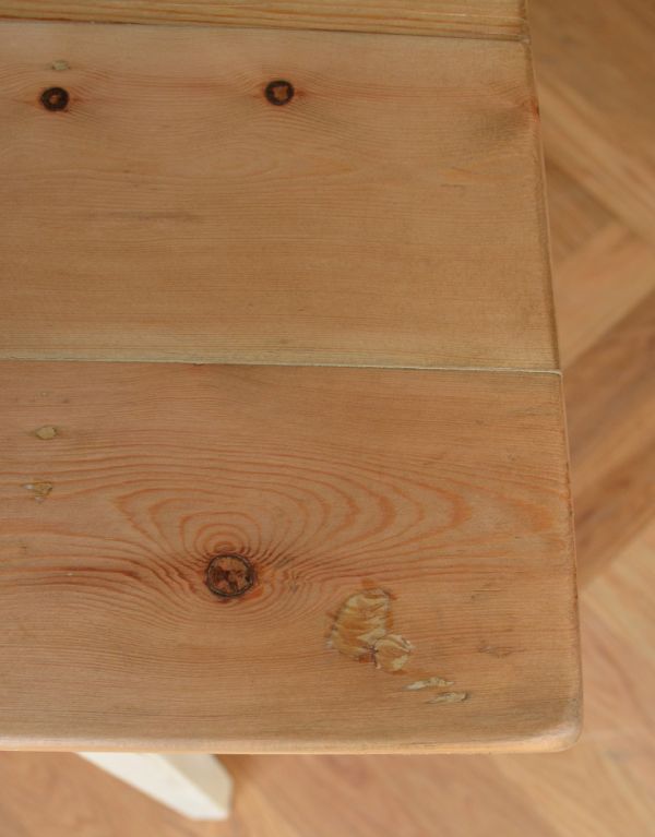 ロイドテーブル　アンティーク家具　２トーンカラーの棚板付きアンティーク家具、イギリスのコンソールテーブル。専門の職人によってお直ししていますが、アンティークは新品ではありません。(k-1151k-f)