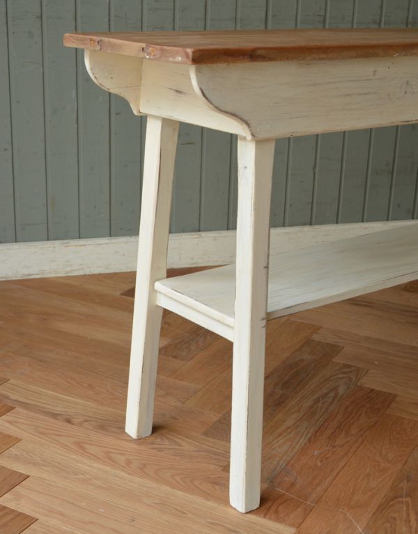 ロイドテーブル　アンティーク家具　２トーンカラーの棚板付きアンティーク家具、イギリスのコンソールテーブル。まっすぐ伸びた脚です。(k-1151k-f)