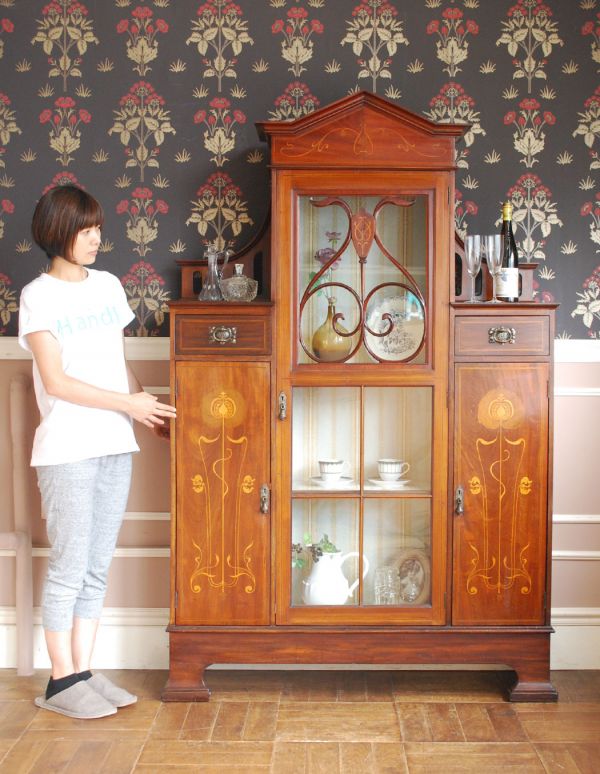 アンティークのキャビネット　アンティーク家具　アールヌーボースタイルのアンティーク英国家具、マホガニー材のキャビネット。ショーケースのように、お気に入りの雑貨や食器を並べてみましょう。(k-1152k-f)