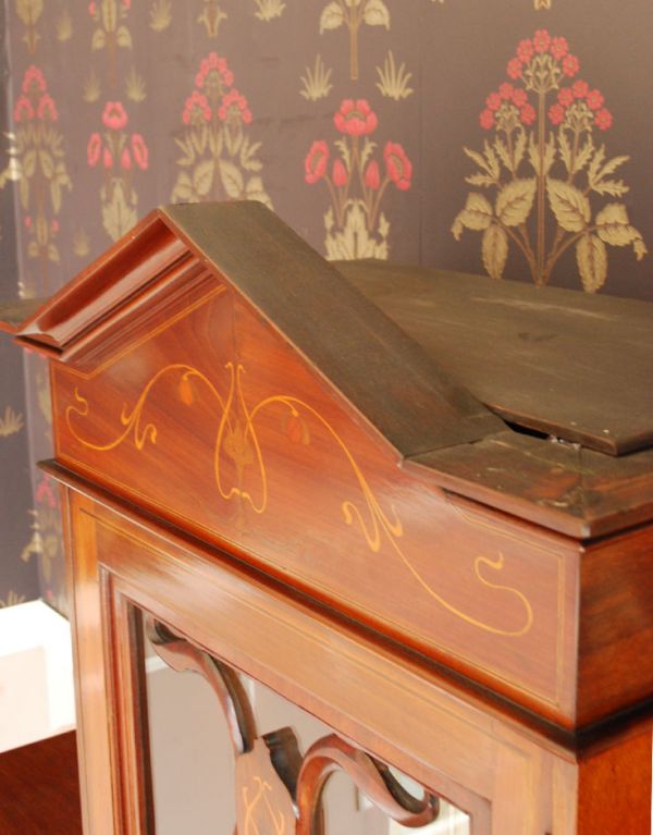 アンティークのキャビネット　アンティーク家具　アールヌーボースタイルのアンティーク英国家具、マホガニー材のキャビネット。象嵌の装飾も見逃せません。(k-1152k-f)