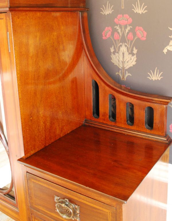 アンティークのキャビネット　アンティーク家具　アールヌーボースタイルのアンティーク英国家具、マホガニー材のキャビネット。天板もキレイな状態で仕上げてあります。(k-1152k-f)