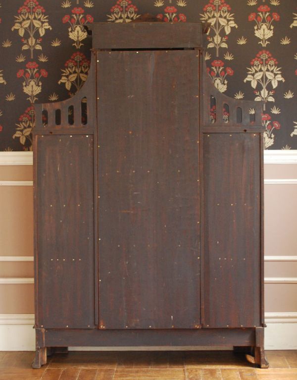 アンティークのキャビネット　アンティーク家具　アールヌーボースタイルのアンティーク英国家具、マホガニー材のキャビネット。キチンとメンテナンスをしているので、裏もキレイな状態です。(k-1152k-f)