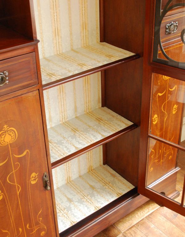 アンティークのキャビネット　アンティーク家具　アールヌーボースタイルのアンティーク英国家具、マホガニー材のキャビネット。中もとてもキレイな状態です。(k-1152k-f)