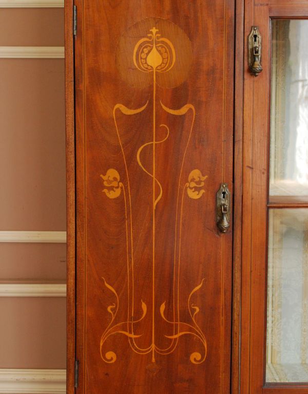 アンティークのキャビネット　アンティーク家具　アールヌーボースタイルのアンティーク英国家具、マホガニー材のキャビネット。植物をモチーフとした上品な模様が施されています。(k-1152k-f)