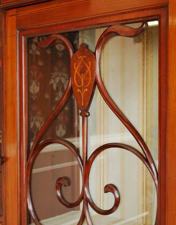 アンティークのキャビネット　アンティーク家具　アールヌーボースタイルのアンティーク英国家具、マホガニー材のキャビネット。ガラスもアンティークならでは。(k-1152k-f)