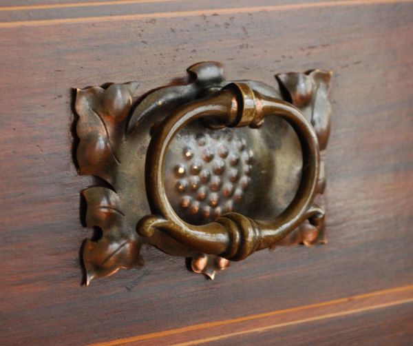 アンティークのキャビネット　アンティーク家具　アールヌーボースタイルのアンティーク英国家具、マホガニー材のキャビネット。引き出しはハンドル取っ手になっています。(k-1152k-f)