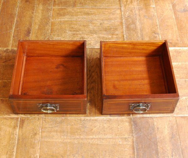 アンティークのキャビネット　アンティーク家具　アールヌーボースタイルのアンティーク英国家具、マホガニー材のキャビネット。引き出しは２杯付いています。(k-1152k-f)