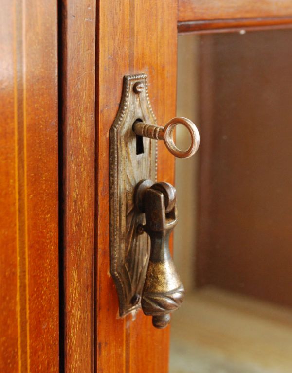 アンティークのキャビネット　アンティーク家具　アールヌーボースタイルのアンティーク英国家具、マホガニー材のキャビネット。鍵穴があります。(k-1152k-f)