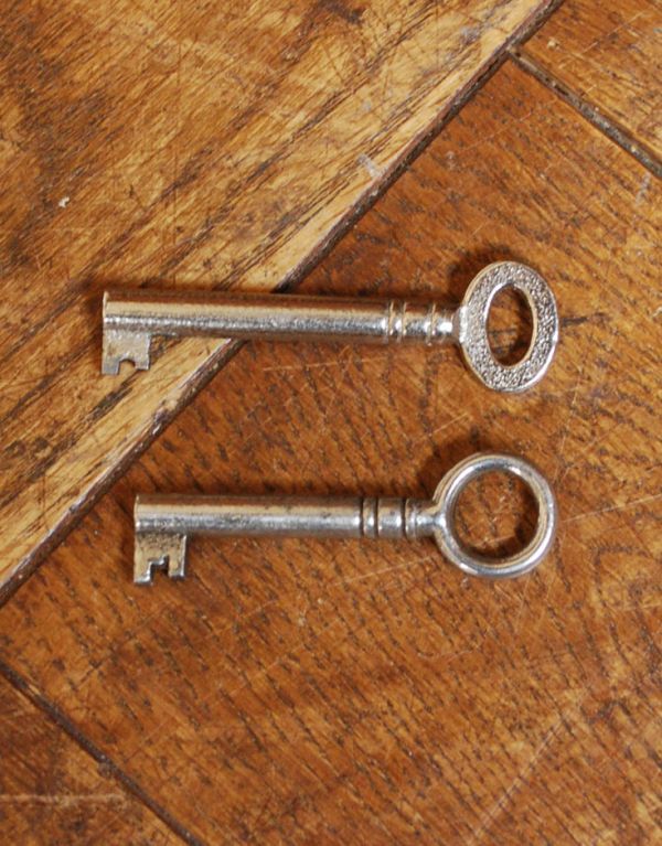 アンティークのキャビネット　アンティーク家具　アールヌーボースタイルのアンティーク英国家具、マホガニー材のキャビネット。アンティークの鍵をいっしょにお届けします。(k-1152k-f)