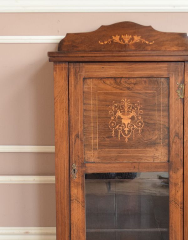 アンティークのキャビネット アンティーク家具 美しい英国のアンティーク家具、象嵌がたっぷりのペディスタルカップボード。大人っぽいカラーで落ち着きがあります。(k-1153k-f)