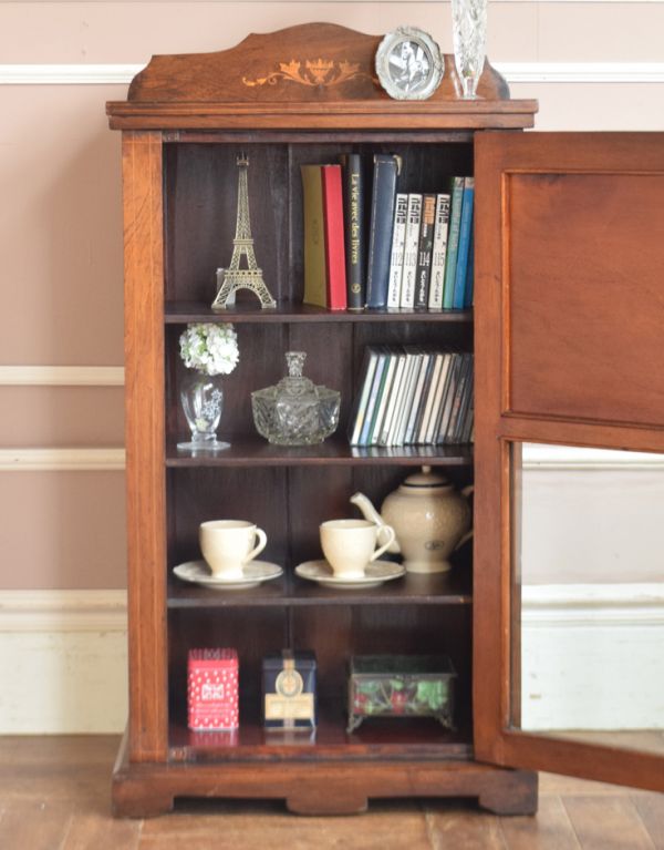 アンティークのキャビネット アンティーク家具 美しい英国のアンティーク家具、象嵌がたっぷりのペディスタルカップボード。文庫本や漫画、リモコンなど近くに置いておきたいものを収納しておけばとっても便利ですよ。(k-1153k-f)