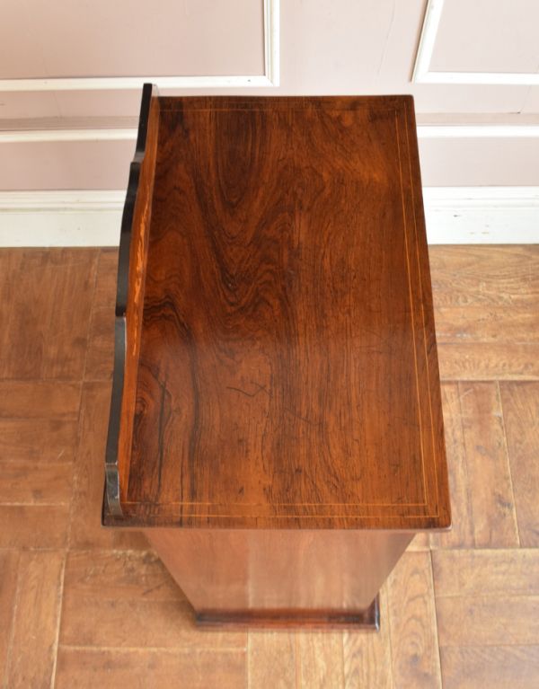 アンティークのキャビネット アンティーク家具 美しい英国のアンティーク家具、象嵌がたっぷりのペディスタルカップボード。天板もキレイに仕上げました。(k-1153k-f)