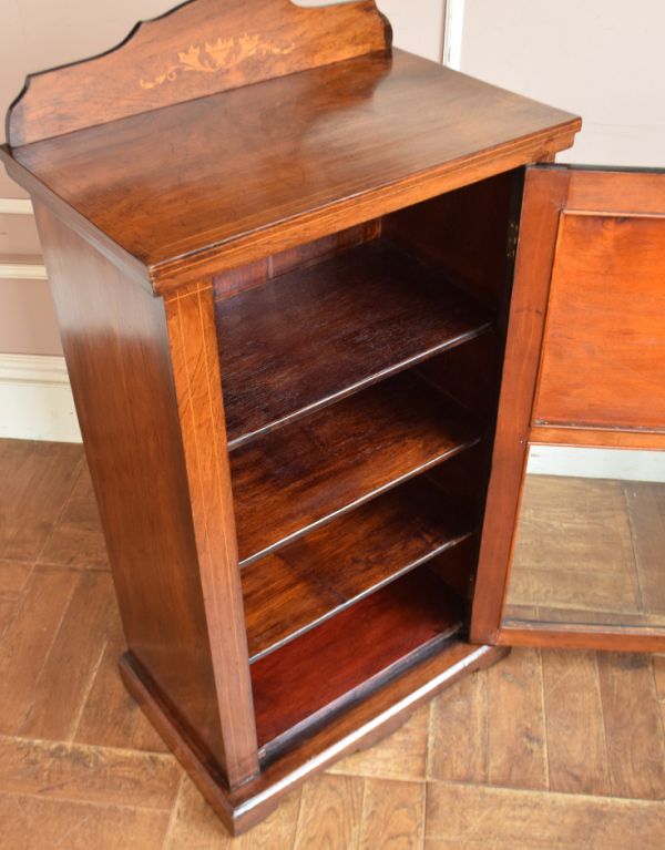 アンティークのキャビネット アンティーク家具 美しい英国のアンティーク家具、象嵌がたっぷりのペディスタルカップボード。中もキレイに仕上げているので、安心して収納できます。(k-1153k-f)