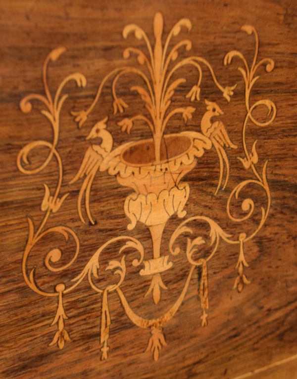 アンティークのキャビネット アンティーク家具 美しい英国のアンティーク家具、象嵌がたっぷりのペディスタルカップボード。扉の象嵌のデザインもとっても素敵!。(k-1153k-f)