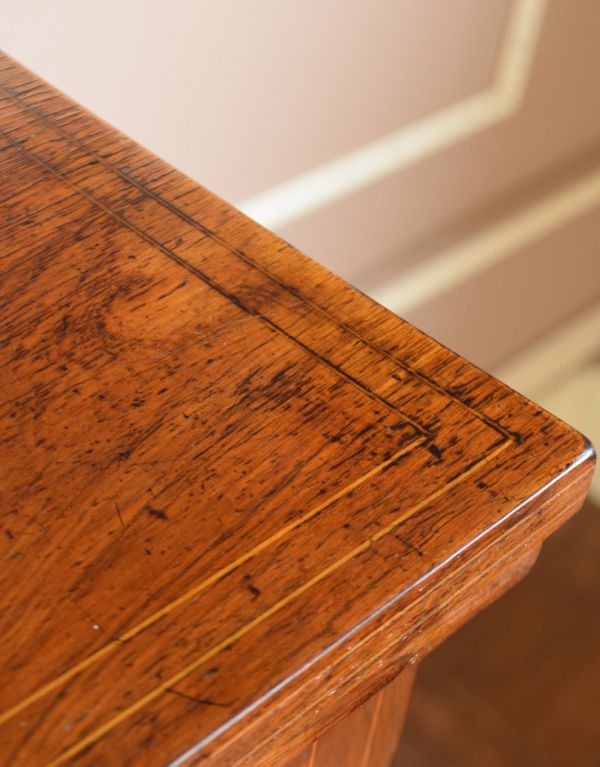 アンティークのキャビネット アンティーク家具 美しい英国のアンティーク家具、象嵌がたっぷりのペディスタルカップボード。天板にも彫があります。(k-1153k-f)