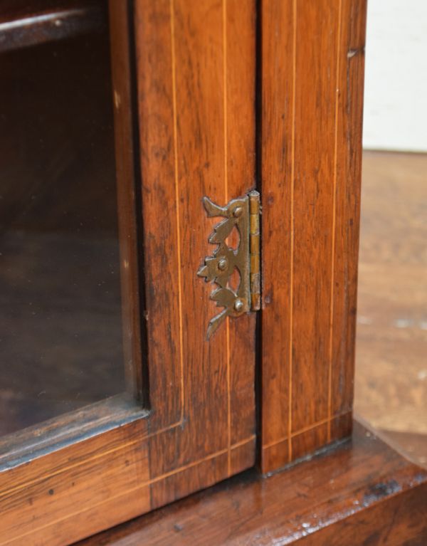 アンティークのキャビネット アンティーク家具 美しい英国のアンティーク家具、象嵌がたっぷりのペディスタルカップボード。当時の兆番です。(k-1153k-f)