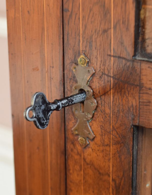 アンティークのキャビネット アンティーク家具 美しい英国のアンティーク家具、象嵌がたっぷりのペディスタルカップボード。お洒落な鍵穴が付いています。(k-1153k-f)