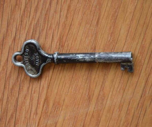 アンティークのキャビネット アンティーク家具 美しい英国のアンティーク家具、象嵌がたっぷりのペディスタルカップボード。アンティークの鍵が付いています。(k-1153k-f)