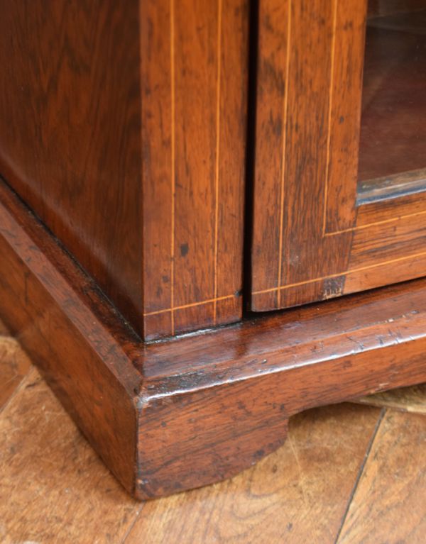 アンティークのキャビネット アンティーク家具 美しい英国のアンティーク家具、象嵌がたっぷりのペディスタルカップボード。きちんとメンテナンスしているので安定感があります。(k-1153k-f)