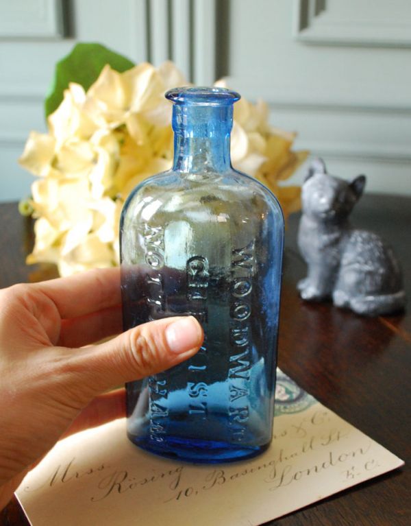 ナチュラルカントリースタイル　アンティーク雑貨　アンティークガラスボトル、美しいブルーのエンボスボトル。アンティークのため、多少の欠け・傷がある場合がありますが、使用上問題はありませんので、ご了承下さい。(k-1155-z)
