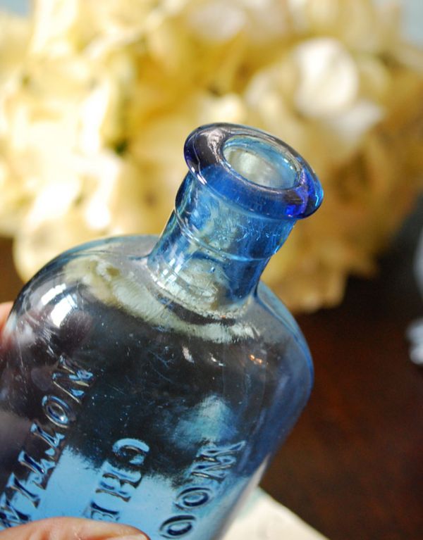 ナチュラルカントリースタイル　アンティーク雑貨　アンティークガラスボトル、美しいブルーのエンボスボトル。コルクが付いていたボトルの様です。(k-1155-z)