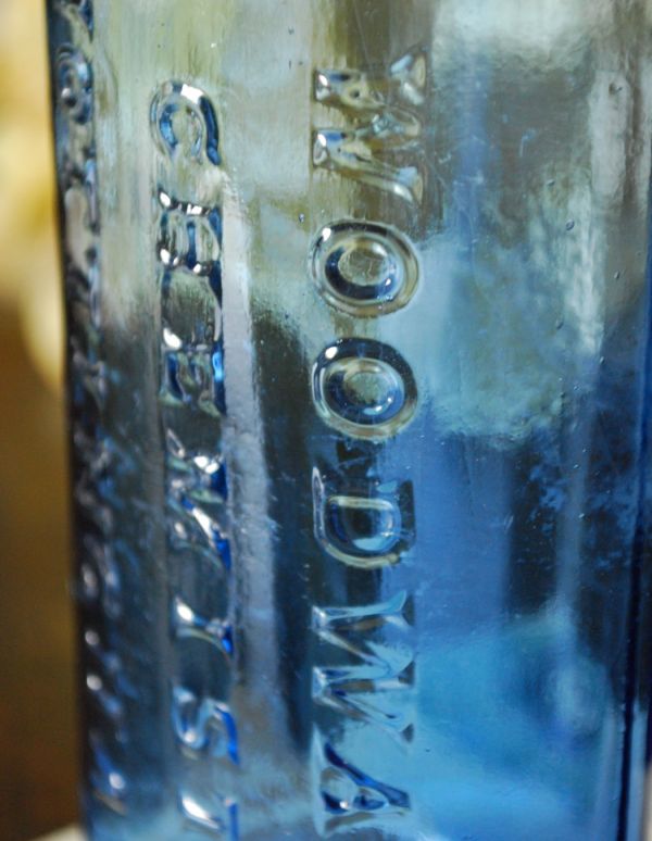 ナチュラルカントリースタイル　アンティーク雑貨　アンティークガラスボトル、美しいブルーのエンボスボトル。窓辺に並べるとよりキレイに見えるブルーです。(k-1155-z)