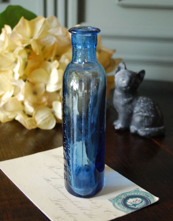 ナチュラルカントリースタイル　アンティーク雑貨　アンティークガラスボトル、美しいブルーのエンボスボトル。横から見るとこんな感じです。(k-1155-z)