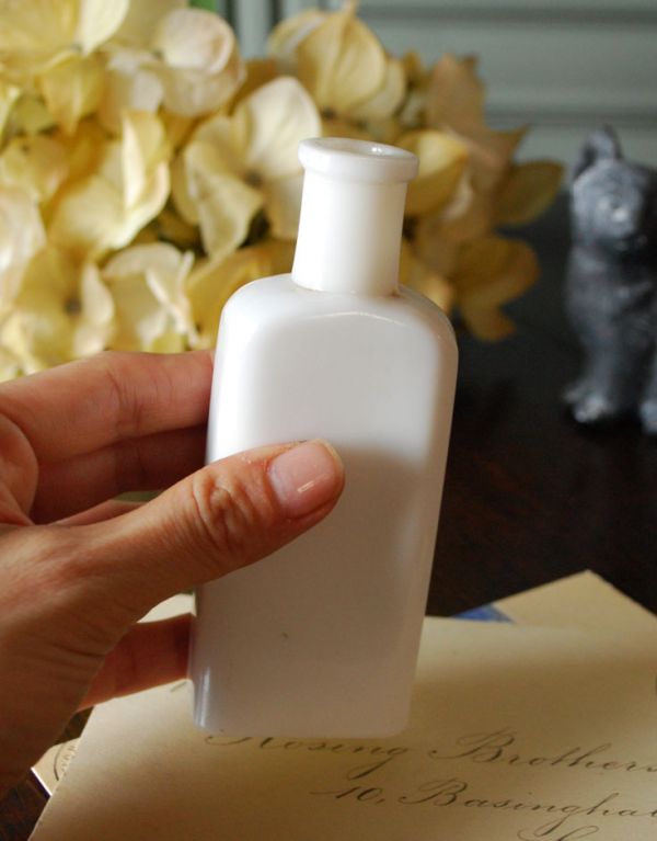 ナチュラルカントリースタイル　アンティーク雑貨　 珍しい！ミルクガラスのアンティークボトル。アンティークのため、多少の欠け・傷がある場合がありますが、使用上問題はありませんので、ご了承下さい。(k-1156-z)