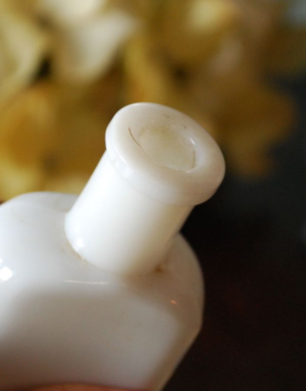 ナチュラルカントリースタイル　アンティーク雑貨　 珍しい！ミルクガラスのアンティークボトル。１輪挿しとしても人気があります。(k-1156-z)