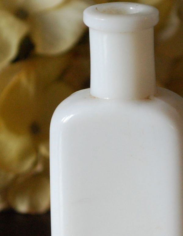 ナチュラルカントリースタイル　アンティーク雑貨　 珍しい！ミルクガラスのアンティークボトル。「何に使われていたのかな･･･」と物語を考えてみるのも楽しいですすね。(k-1156-z)