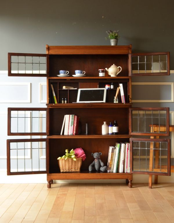 アンティークのキャビネット　アンティーク家具　アンティークのスタッキングブックケース、ビューローキャビネット（デスク）。食器や写真立て、本やDVDなどなど、たくさん飾ればディスプレイの幅が広がります！ガラスが大きいので、中に飾ったものがいい感じに見えてオシャレになります。(k-1158-f)