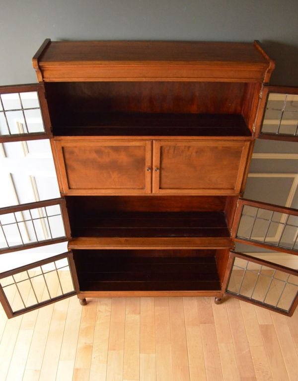 アンティークのキャビネット　アンティーク家具　アンティークのスタッキングブックケース、ビューローキャビネット（デスク）。両開きで出し入れしやすい飾り棚です。(k-1158-f)