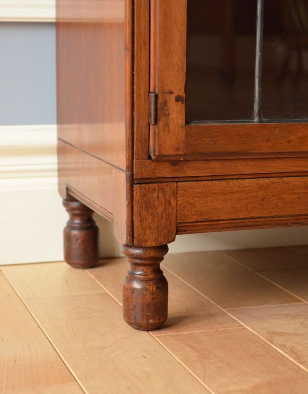 アンティークのキャビネット　アンティーク家具　アンティークのスタッキングブックケース、ビューローキャビネット（デスク）。安定感のある脚がしっかり支えます。(k-1158-f)
