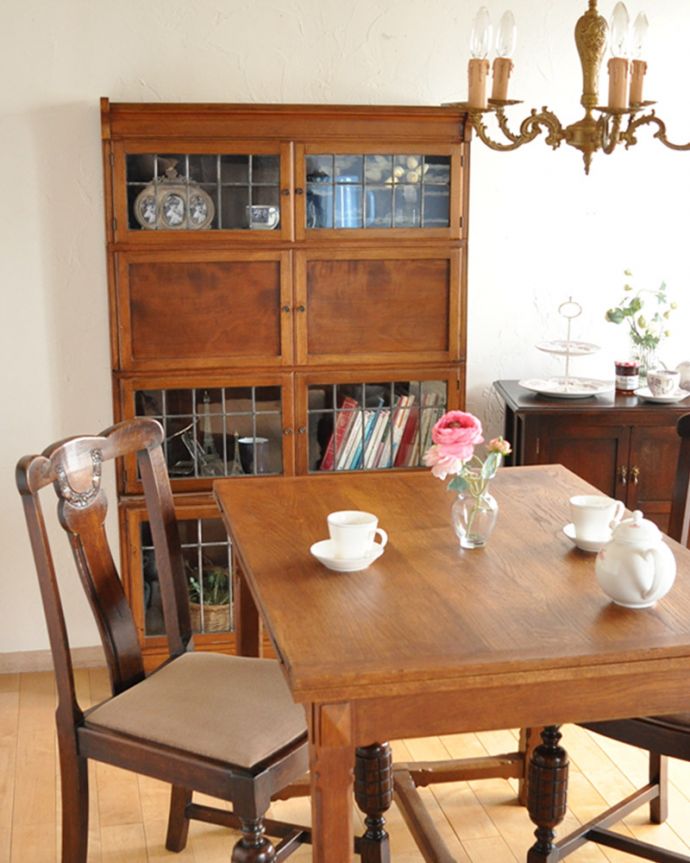 アンティークのキャビネット　アンティーク家具　アンティークのスタッキングブックケース、ビューローキャビネット（デスク）。ダイニングでもリビングでも･･･このステキなキャビネットは、正直、場所を問わずどこに置いても似合う！ダイニングではカップボードとして、お気に入りの食器を飾りながら収納。(k-1158-f)