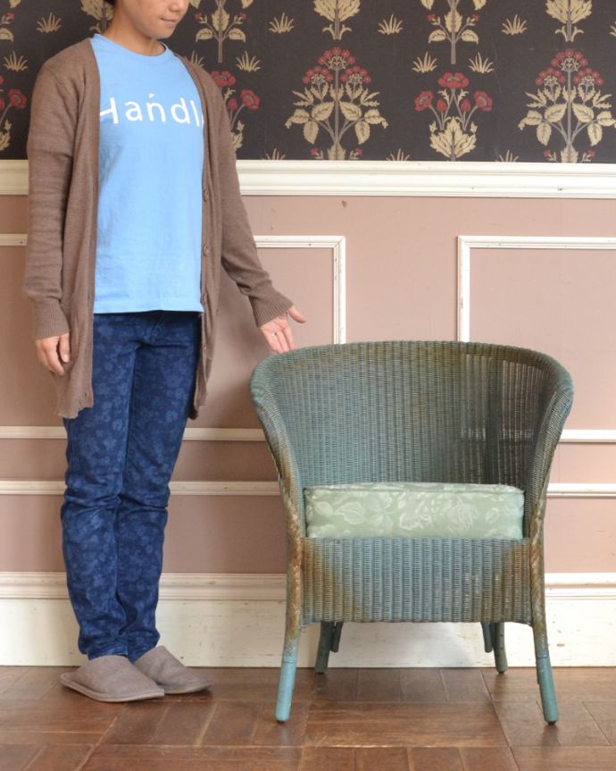 ロイドルーム　アンティーク チェア　アンティークの英国チェア、グリーン×ゴールドのロイドルームチェア（クッション付き）。読書の時間をロイドルームでゆったりゆっくり楽しんでください。(k-1159-c)