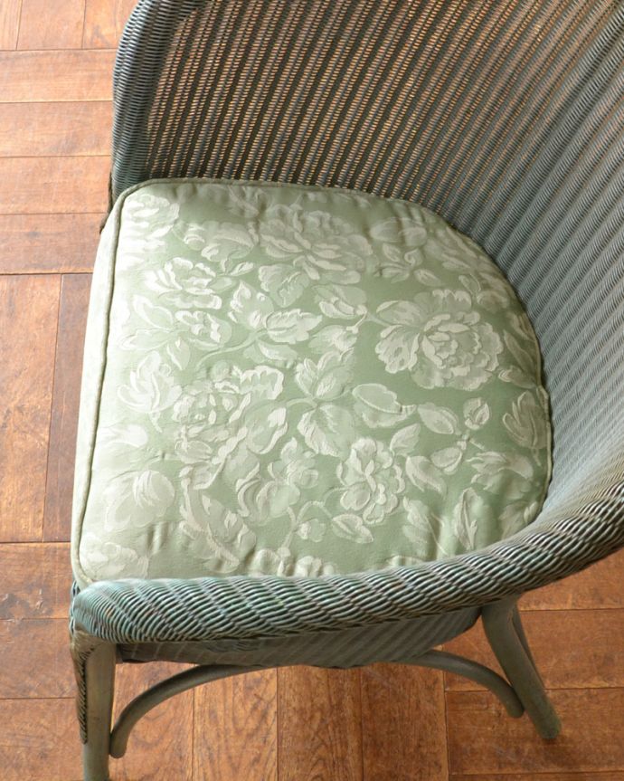 ロイドルーム　アンティーク チェア　アンティークの英国チェア、グリーン×ゴールドのロイドルームチェア（クッション付き）。座面は、ふかふかのクッションなので掛け心地がいいですよ。(k-1159-c)