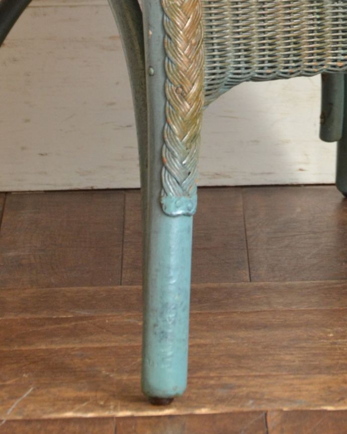 ロイドルーム　アンティーク チェア　アンティークの英国チェア、グリーン×ゴールドのロイドルームチェア（クッション付き）。メンテナンスをしっかりしているので大柄な男性でも安心してお掛けください。(k-1159-c)