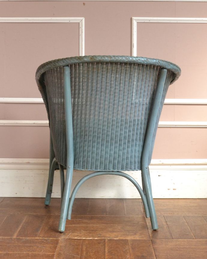 ロイドルーム　アンティーク チェア　アンティークの英国チェア、グリーン×ゴールドのロイドルームチェア（クッション付き）。アンティークは新品ではないので、もちろん経年変化によるキズはありますが、専門の職人が目立たないようキレイにお直しをしているので、後姿までキレイです。(k-1159-c)