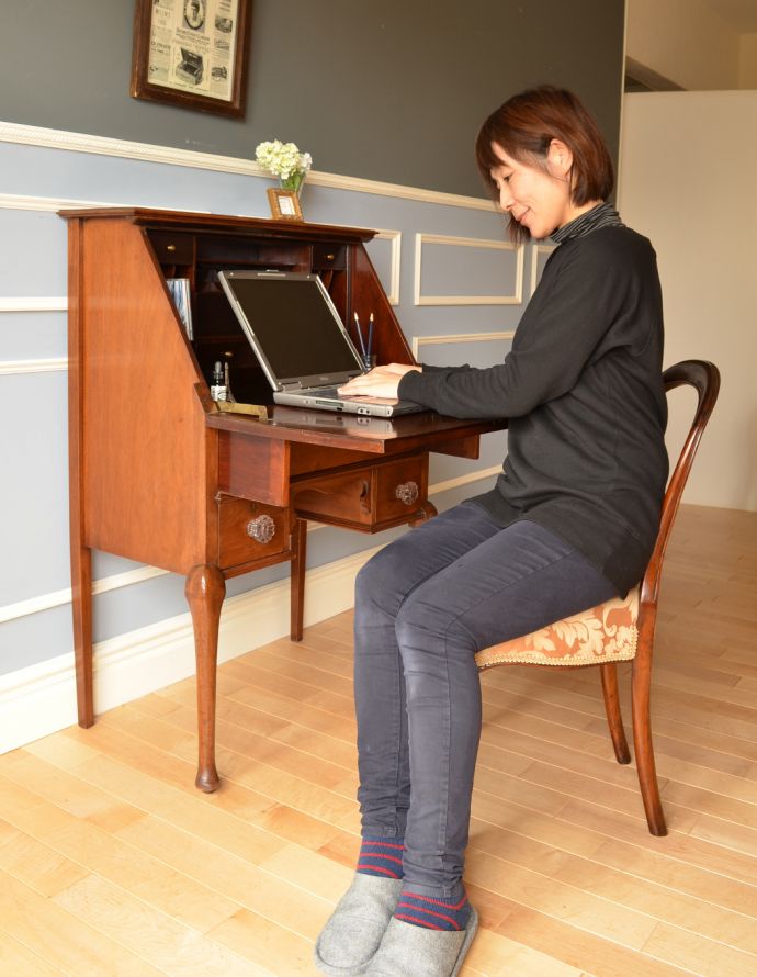 サイドバイサイド アンティーク家具 英国のオシャレなアンティーク家具、小ぶりなビューロー(デスク)。台を下ろせば机になる、実用的なアイデア家具です。(k-1160-f)