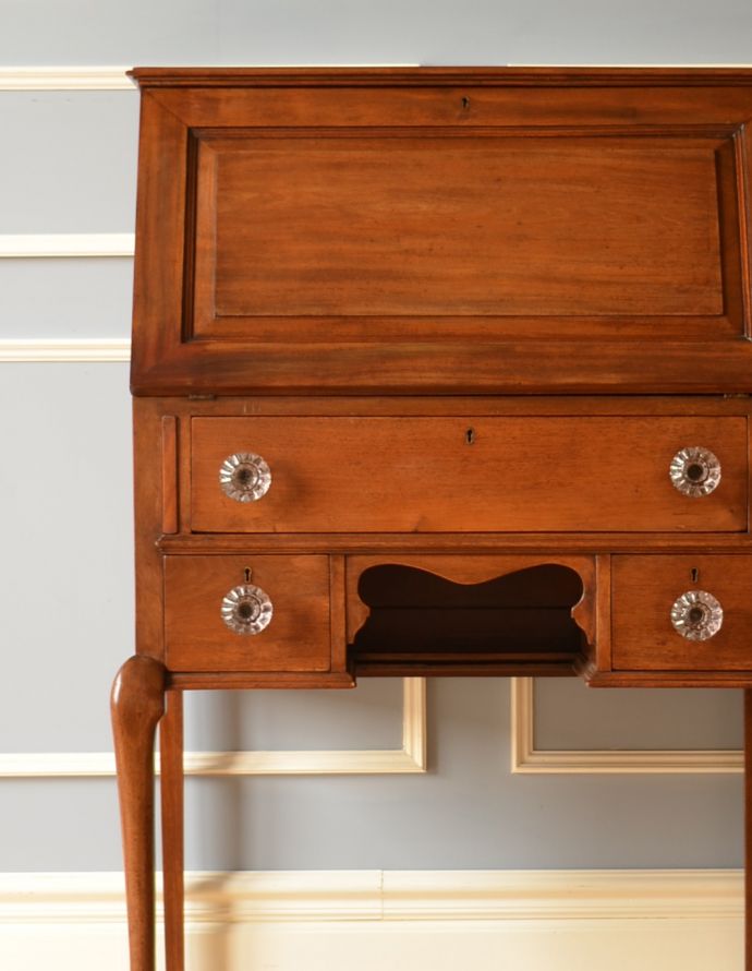 サイドバイサイド アンティーク家具 英国のオシャレなアンティーク家具、小ぶりなビューロー(デスク)。ビューローの下には大きな引き出し。(k-1160-f)