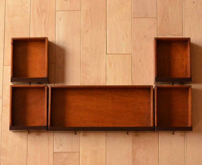 サイドバイサイド アンティーク家具 英国のオシャレなアンティーク家具、小ぶりなビューロー(デスク)。ビューローの中には引き出しは5杯付いています。(k-1160-f)