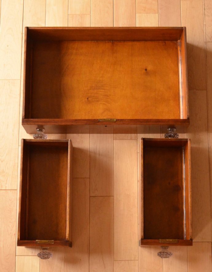 サイドバイサイド アンティーク家具 英国のオシャレなアンティーク家具、小ぶりなビューロー(デスク)。デスクの下には深い引き出しが3杯付いています。(k-1160-f)