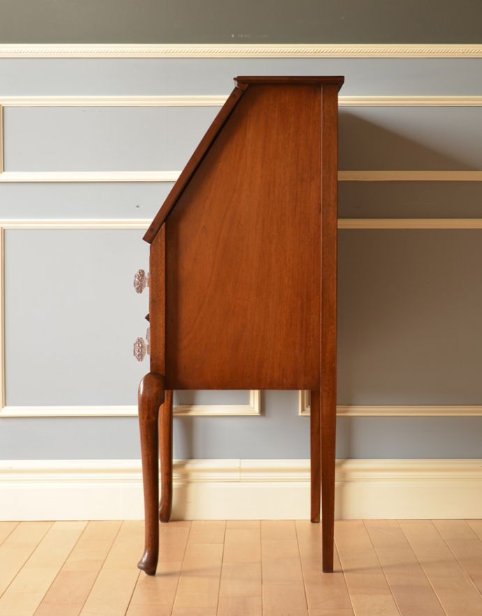 サイドバイサイド アンティーク家具 英国のオシャレなアンティーク家具、小ぶりなビューロー(デスク)。ビューローを閉じると、スッキリとしたキャビネットに。(k-1160-f)