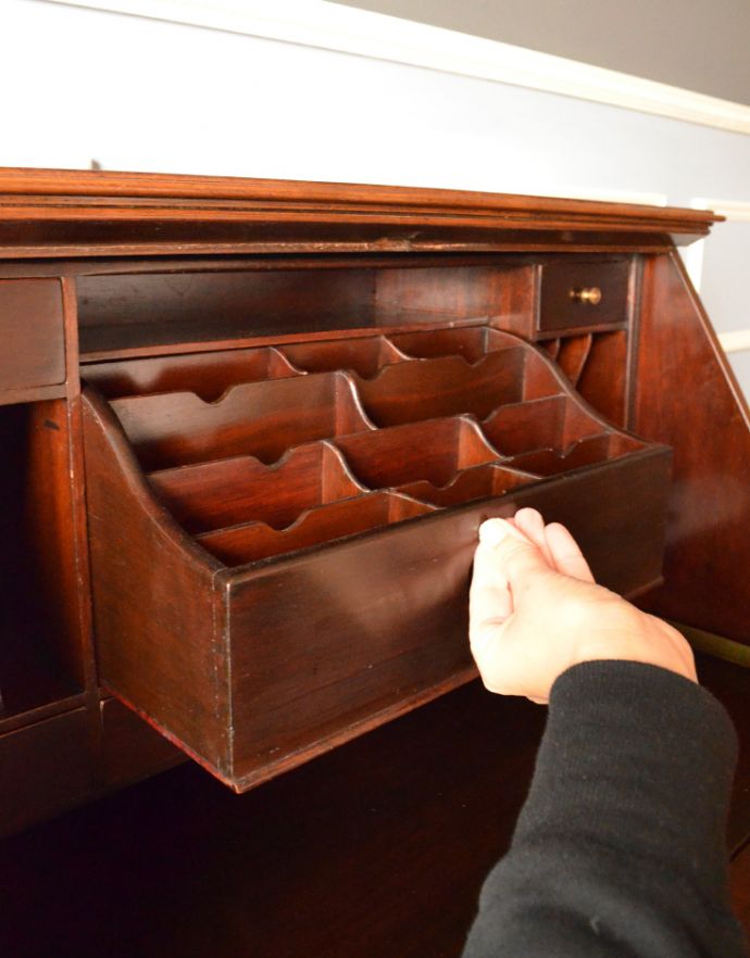 サイドバイサイド アンティーク家具 英国のオシャレなアンティーク家具、小ぶりなビューロー(デスク)。封筒やハガキがスッキリと収納できる、仕切り付きの引き出しです。(k-1160-f)