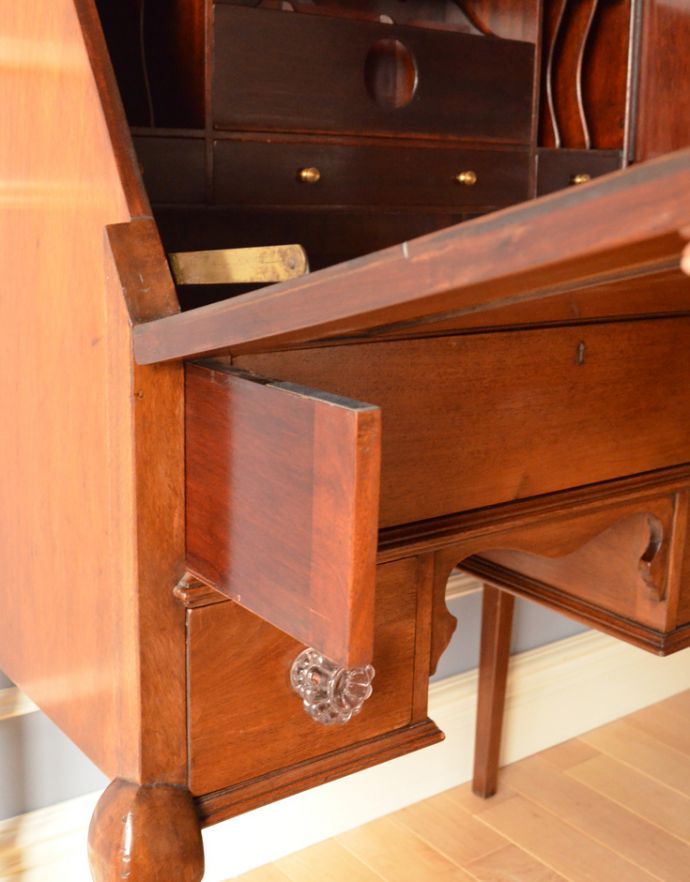 サイドバイサイド アンティーク家具 英国のオシャレなアンティーク家具、小ぶりなビューロー(デスク)。ビューローは支えでしっかり固定されるので、安心してお使いいただけます。(k-1160-f)